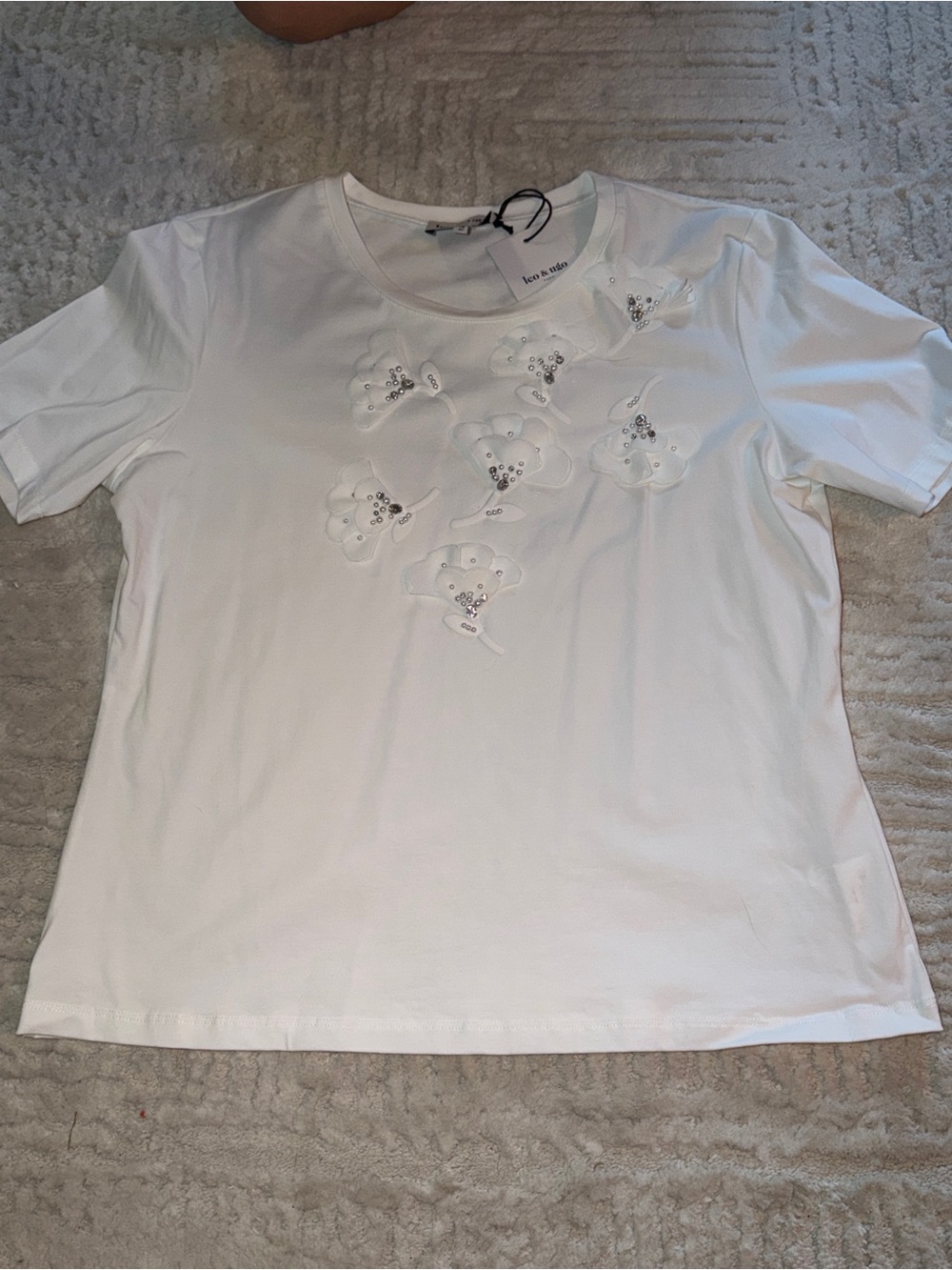 White Floral Appliqué Short-Sleeve Tee by Leo & ugo